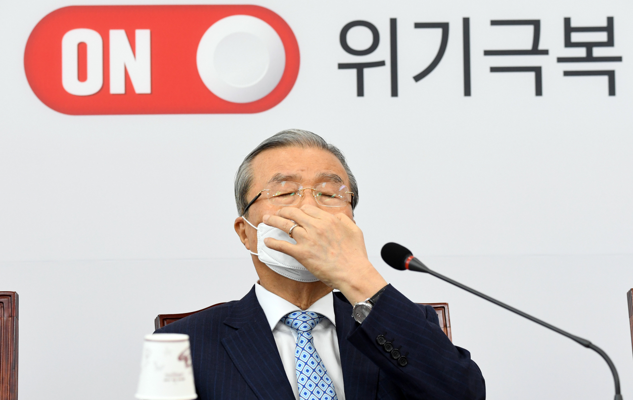 김종인 미래통합당 비상대책위원장이 24일 국회에서 열린 비상대책위원회의에서 잠시 생각에 잠겨 있다. [연합]