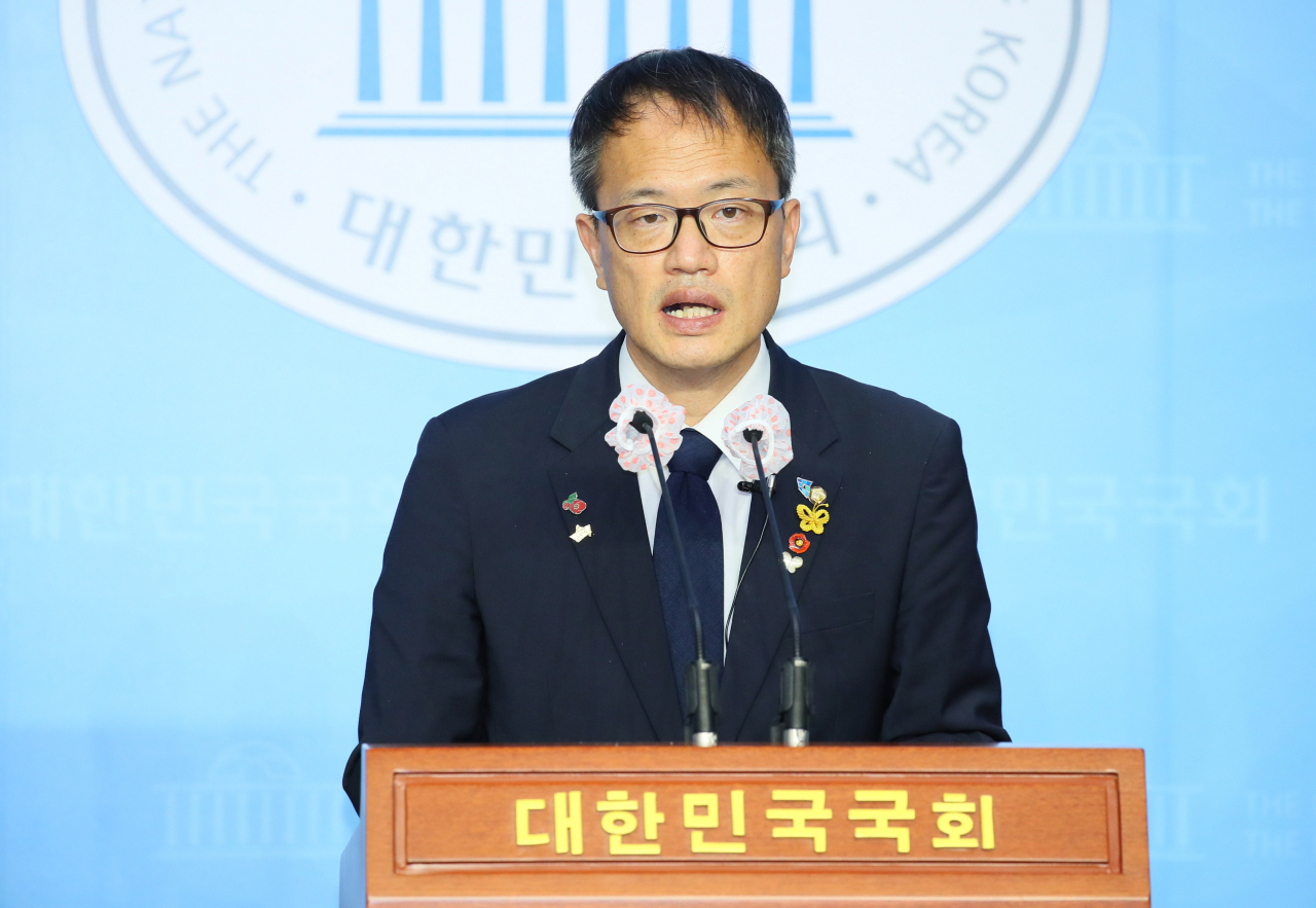 더불어민주당의 차기 지도부 선출을 위한 온라인 투표가 시작된 24일 국회 소통관에서 당 대표 선거에 출마한 박주민 의원이 지지 호소 기자회견을 하고 있다. [연합]