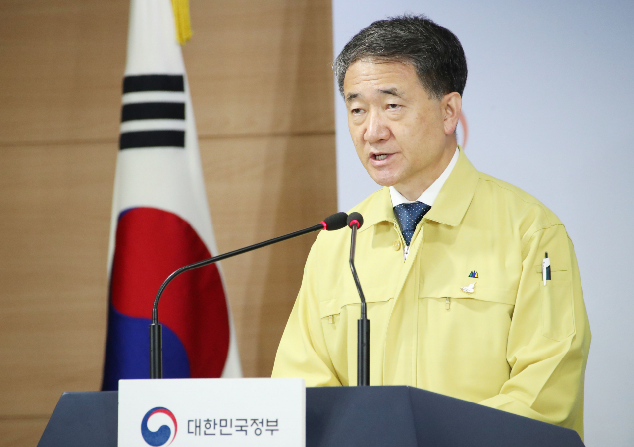 박능후 보건복지부 장관이 지난 22일 정부서울청사 합동브리핑실에서 코로나19 위기 및 의사단체 집단휴진 관련 대국민 담화문을 발표하고 있다. [연합]