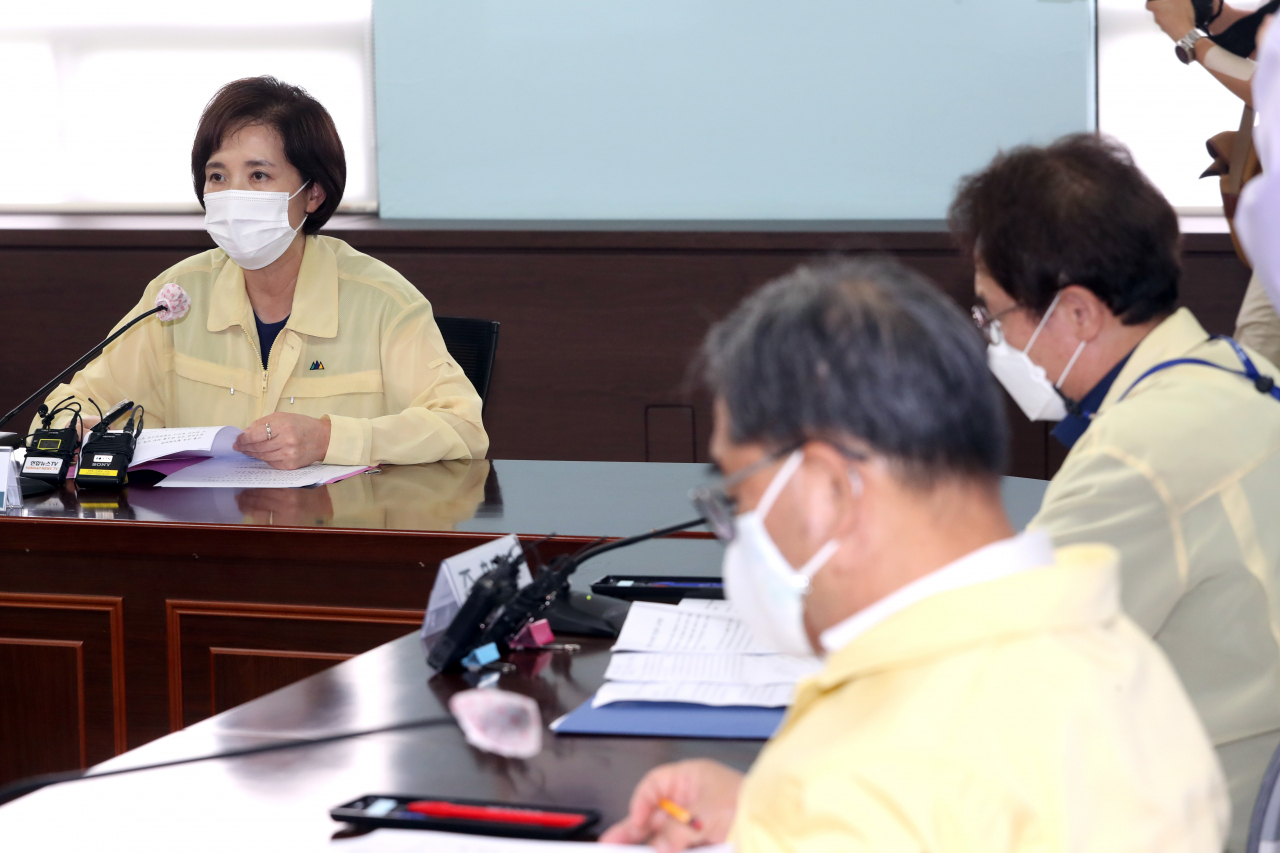 24일 오후 서울 서대문구 서울시교육청에서 열린 수도권 학교 방역 점검 회의에서 유은혜 사회부총리 겸 교육부 장관이 인사말을 하고 있다. [연합]