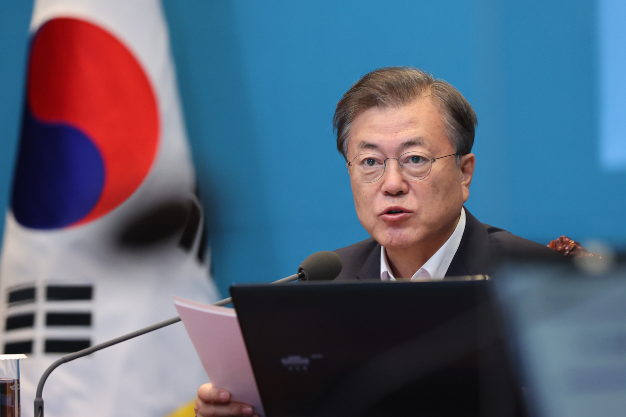 문재인 대통령이 24일 오후 청와대에서 수석·보좌관 회의를 주재하고 있다. [연합]