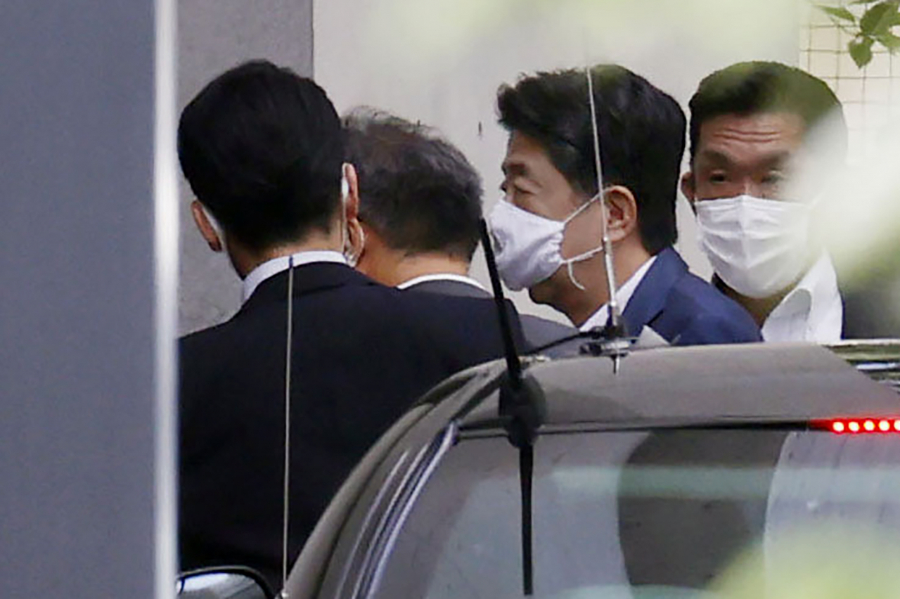 병원으로 향하고 있는 아베 신조 일본 총리.[AP]