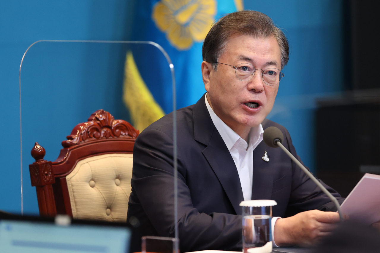 문재인 대통령이 24일 오후 청와대에서 수석·보좌관 회의를 주재하고 있다. [연합]