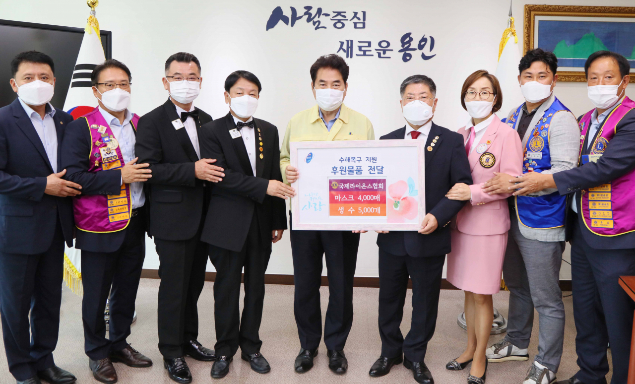 백군기 시장이 성품을 기탁한 국제라이온스협회 관계자들과 기념촬영을 하고 있다. [용인시 제공]