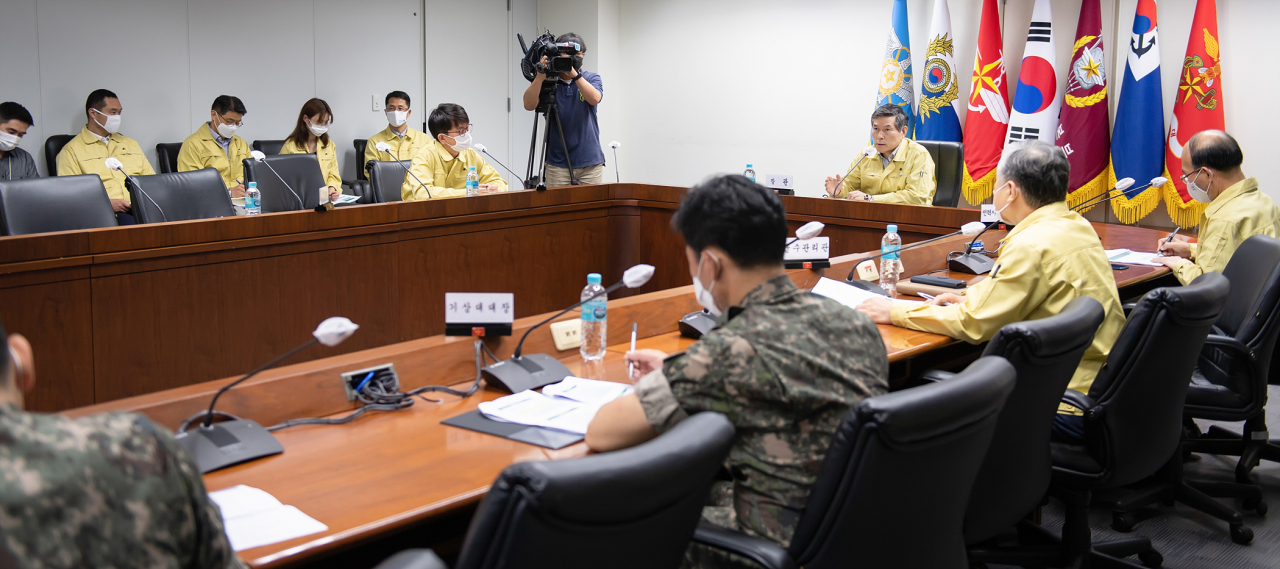 수해-코로나19 이어 태풍 온다…정경두, '바비' 북상에 주요지휘관 회의