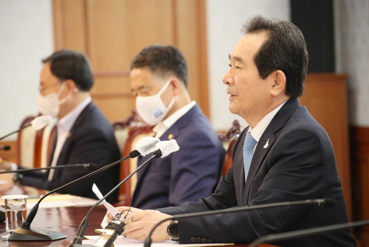 Prime Minister Chung Sye-kyun speaks at the meeting with Korean Medical Association representatives on Monday. Yonhap