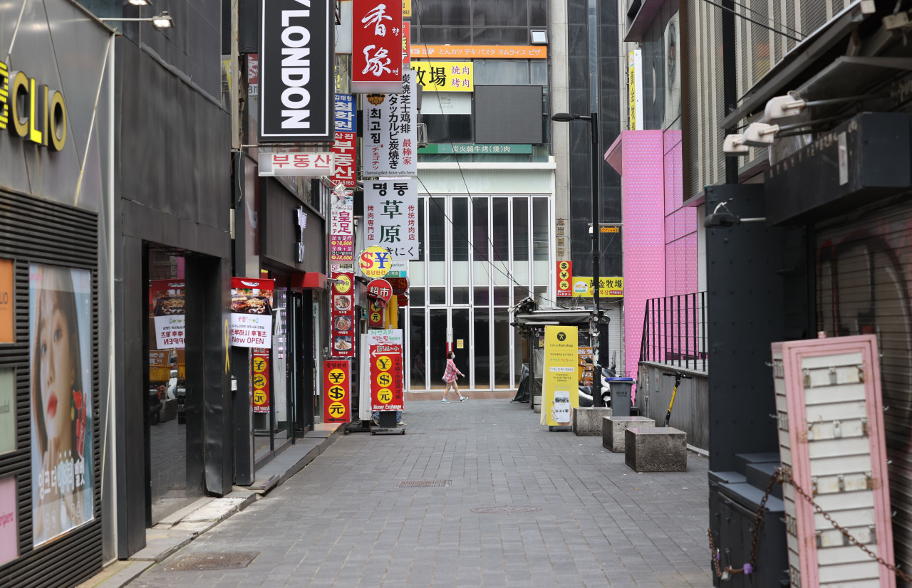 Street appears empty in Myeong-dong, a tourist district in central Seoul, on Monday afternoon. (Yonhap)