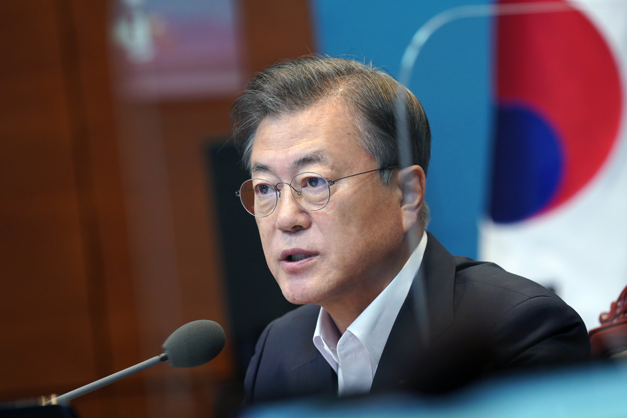 문재인 대통령이 24일 오후 청와대에서 수석·보좌관 회의를 주재하고 있다. 신종 코로나바이러스 감염증 2차 대유행 우려가 커지면서 이날 회의에는 평소보다 적은 참석자들이 유리 칸막이를 사이에 두고 떨어져 앉아 회의를 했다. [연합뉴스]