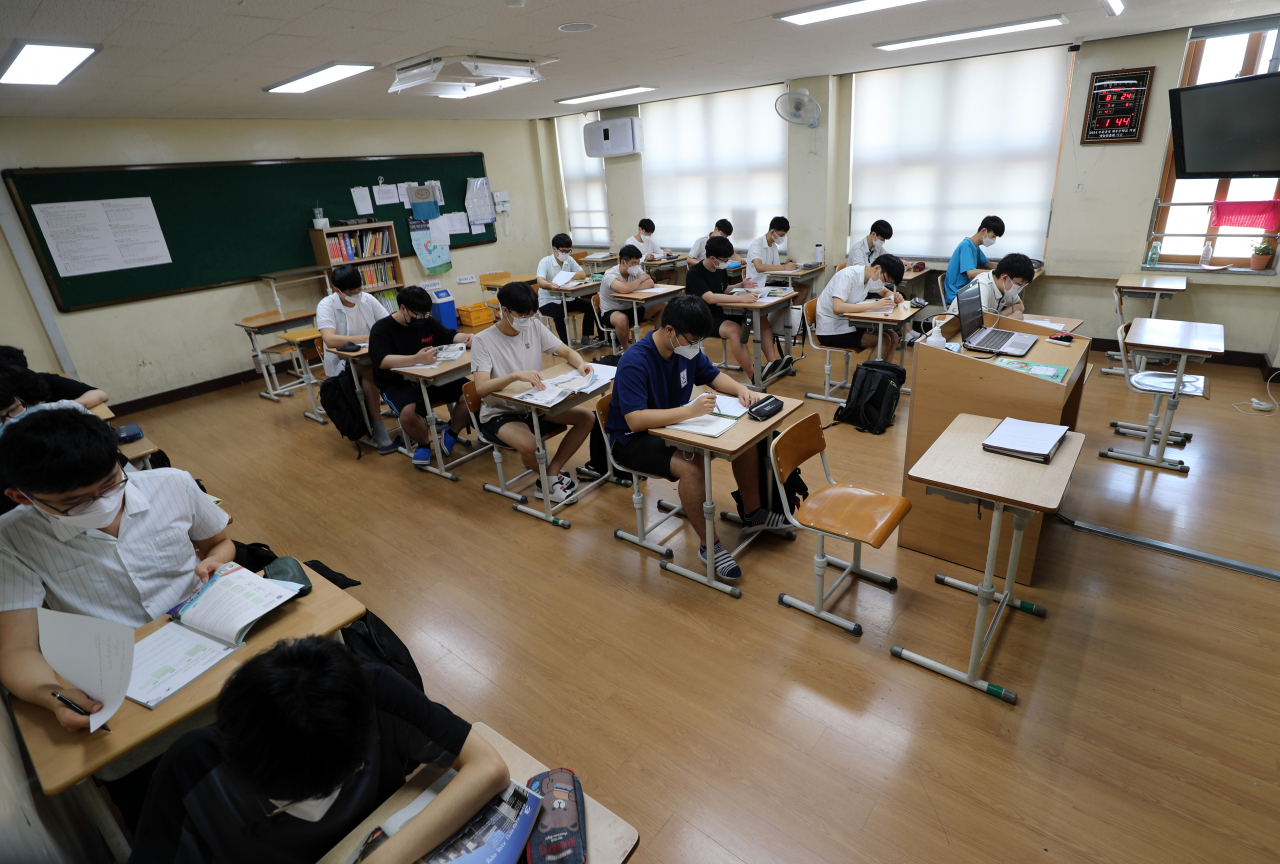 오는 25일 2021학년도 대학수학능력시험 'D-100'일 앞두고 24일 오후 광주 제일고등학교에서 고3 수험생들이 집중해 수업을 듣고 있다. [연합]