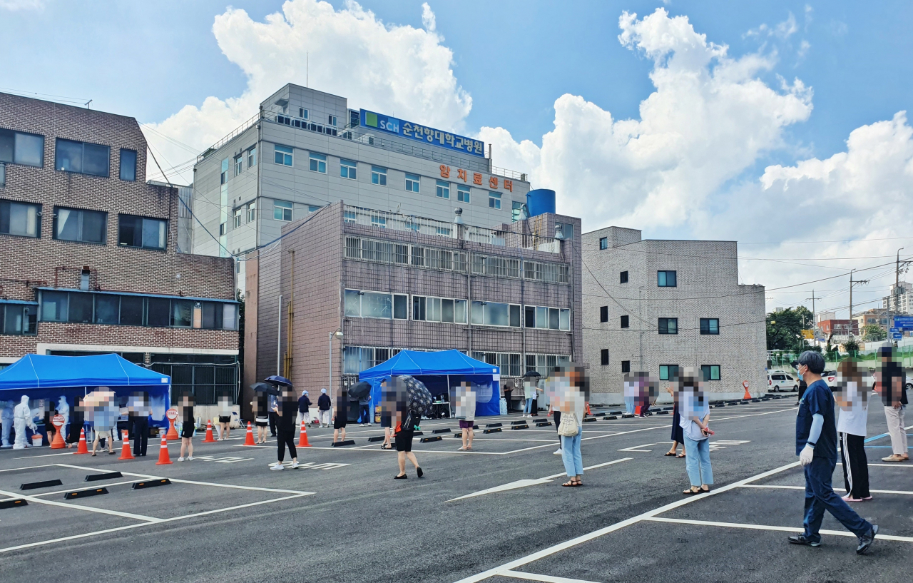 23일 순천향대 천안병원 직원들이 코로나19 검사를 받기 위해 병원에서 줄을 서 대기하고 있다. [순천향대 천안병원 제공]