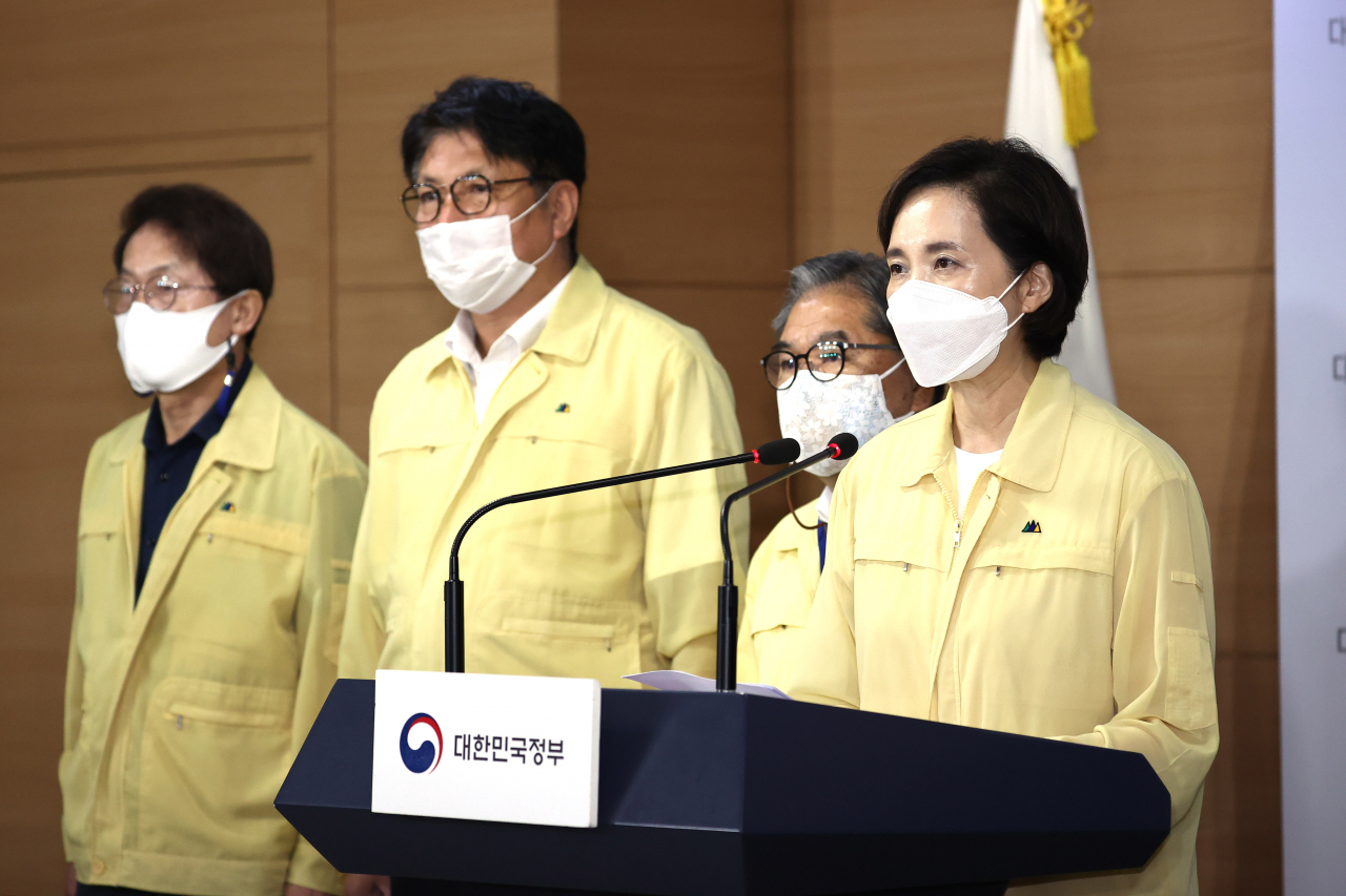 유은혜 사회부총리 겸 교육부 장관이 25일 정부서울청사에서 조희연 서울시교육감, 이재정 경기도교육감, 도성훈 인천시교육감과 함께 수도권 유·초·중·고 원격수업 전환 발표를 하고 있다. [연합]