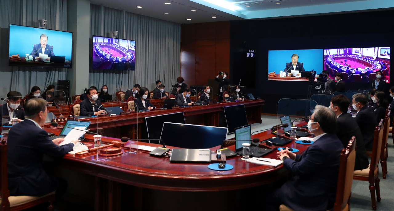 문재인 대통령이 25일 오전 청와대 여민관에서 영상 국무회의를 주재하고 있다. 이날 국무회의에서는 주식양도소득세 신설, 증권거래세 인하, 초고소득자 대상 소득세율 인상, 자영업자 세부담 완화 등의 내용을 담은 ‘2020년 세법개정안’이 의결됐다. [연합]