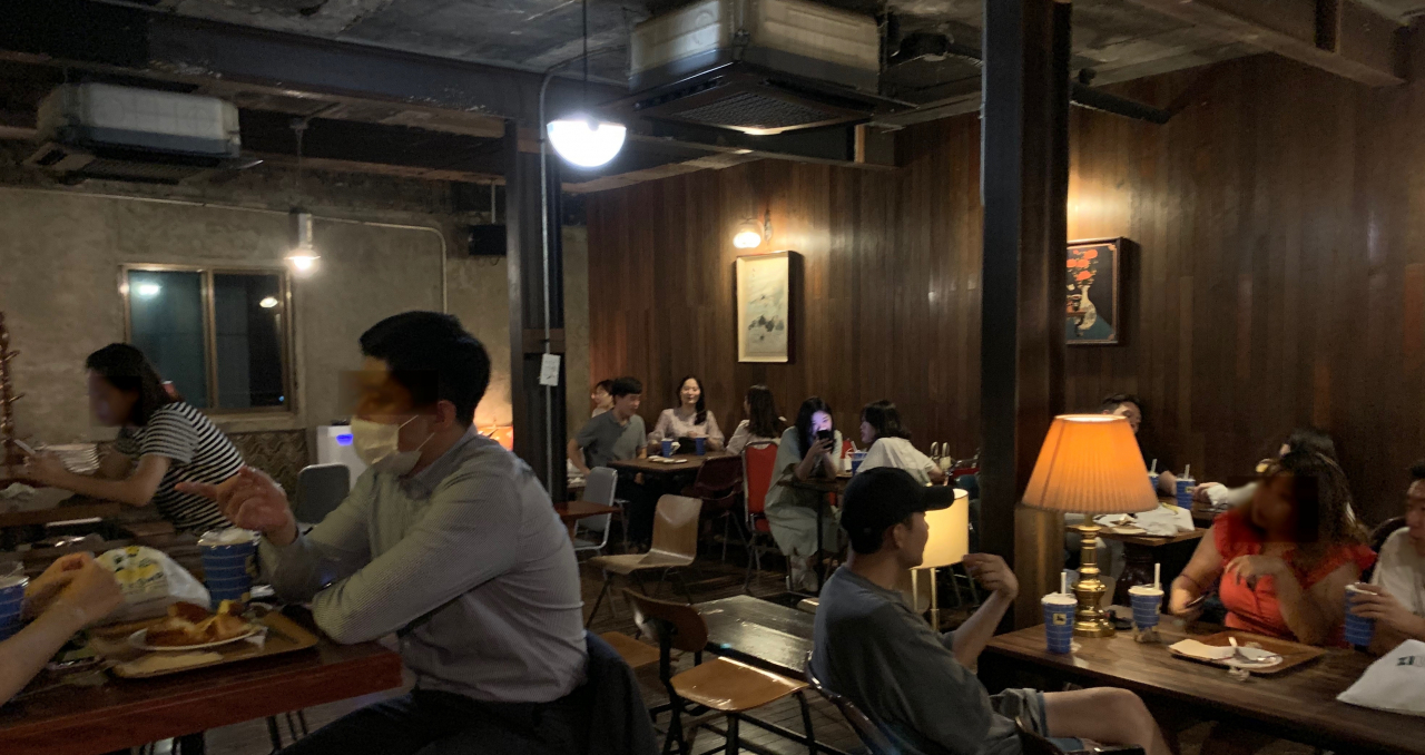 지난 24일 서울 시내 한 카페에서 손님들이 앉아있다. 서울시 마스크 착용 의무화를 시작한 첫날이지만 마스크를 쓰지 않은 손님들이 1/3 가량이었다. [사진=김빛나 기자]