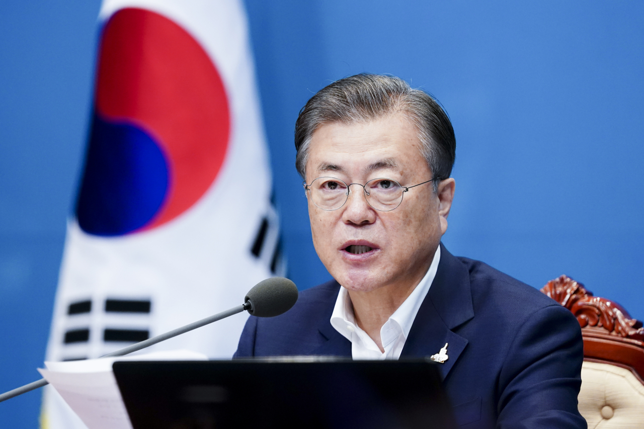 문재인 대통령이 25일 오전 청와대 여민관에서 영상 국무회의를 주재하고 있다. 이날 회의장 좌석에는 투명 칸막이가 설치됐으며, 정세균 국무총리를 비롯한 국무위원들은 정부서울청사에서 영상을 통해 회의에 참석했다. [연합]