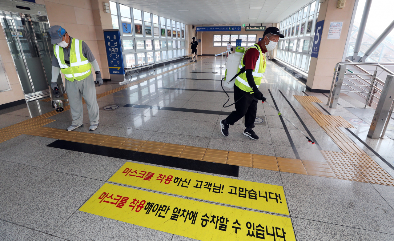 지난 24일 오전 전남 순천시 순천역에서 방역 당국 관계자들이 소독을 하고 있다. [연합]