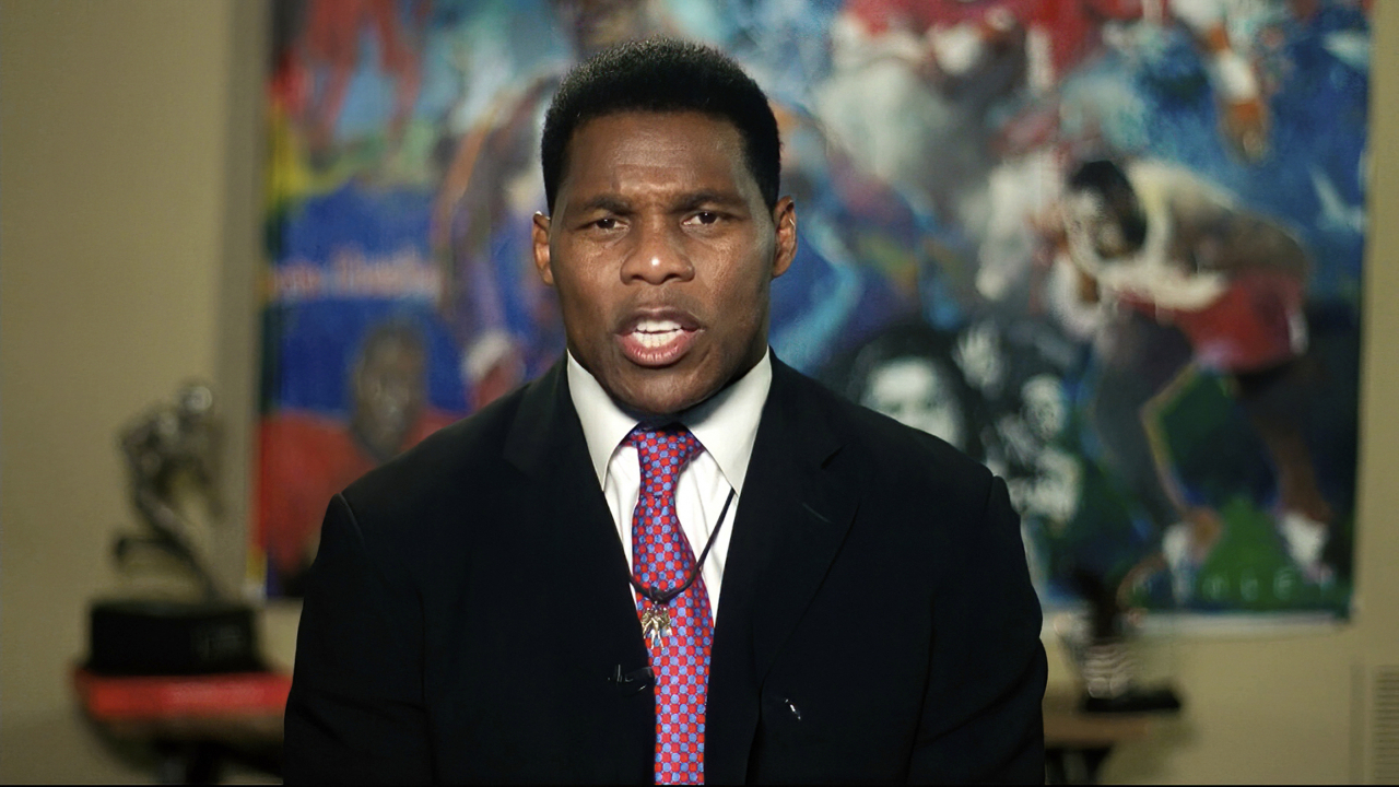 미국프로풋볼(NFL)의 전설적인 스타였던 허셜 워커는 이날 공화당 전당대회에 연사로 나서 “사람들이 트럼프 대통령을 ‘인종차별주의자’라고 부르는 것을 들으니 내 마음이 아팠다”며 “(흑인인 자신이) 인종차별주의자와 37년 동안 우정을 쌓았다고 사람들이 생각하는 것을 모욕적으로 생각한다”고 말했다. [AP]