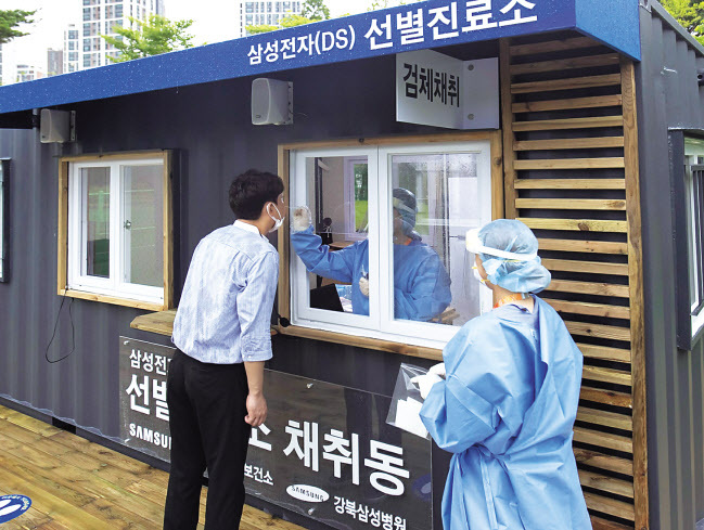 SK이노베이션 울산콤플렉스(CLX) 직원들이 코로나19 확진자 발생 상황을 가정해 비상대응훈련을 실시하고 있다. 삼성전자 화성사업장에 설치된 코로나19 선별진료소의 모습. 포스코 광양제철소 3고로에서 출선작업중인 근로자.  [SK이노베이션·삼성전자·포스코 제공]