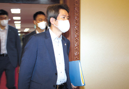 이인영 통일부 장관이 25일 오전 정부서울청사에서 열린 국무회의에 참석하고 있다. [연합]