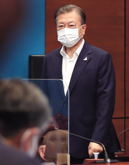 문재인 대통령이 25일 오전 청와대 여민관에서 열린 영상 국무회의에 참석하고 있다. [연합]