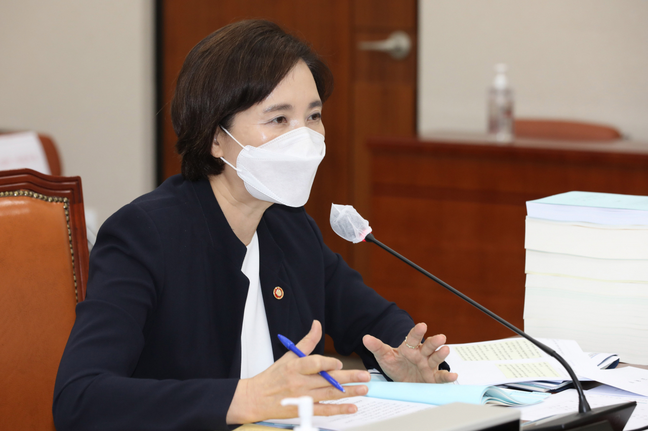 유은혜 교육부 장관이 25일 국회 교육위원회 전체회의에서 답변하고 있다. [연합]