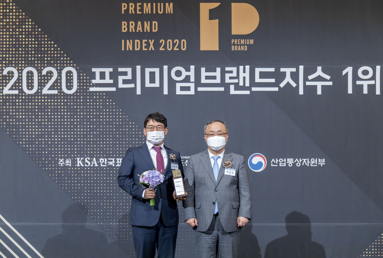 김승곤(왼쪽) 에몬스가구 전무가 이상진 한국표준협회 회장으로부터 인증패를 수여후 기념촬영을 하고 있다. [에몬스 제공]