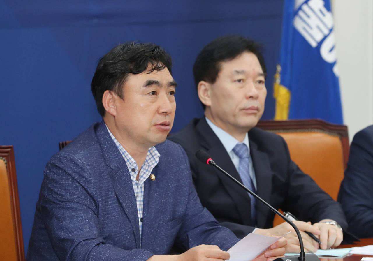더불어민주당 윤관석 정책위수석부의장(왼쪽)이 서울 여의도 국회에서 열린 원내대책회의에서 발언하고 있다. [연합]