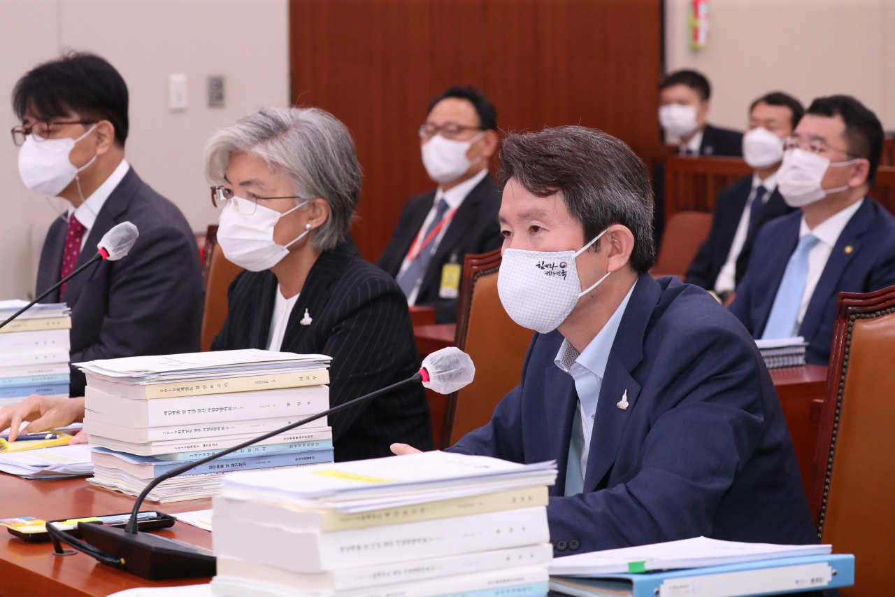 이인영 통일부 장관(오른쪽)이 25일 서울 여의도 국회에서 열린 외교통일위원회 전체회의에서 의원 질의에 답변하고 있다. [연합]