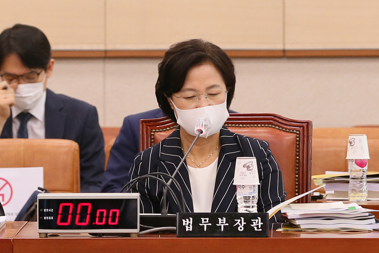 추미애 법무부 장관이 25일 오전 서울 여의도 국회에서 열린 법제사법위원회 전체회의에서 자료를 확인하고있다. [연합]