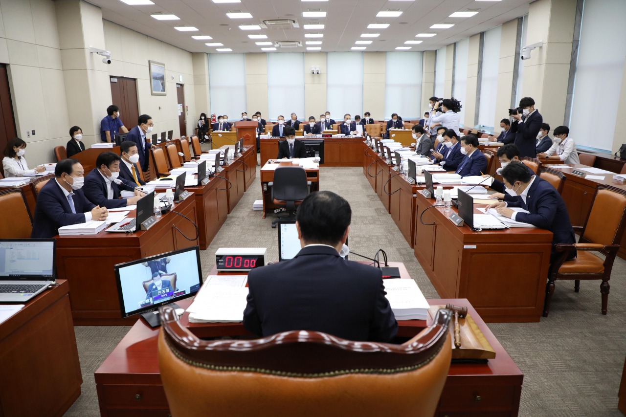 25일 서울 여의도 국회에서 정경두 국방부 장관 등이 참석한 가운데 국방위원회 전체회의가 열렸다. [연합]