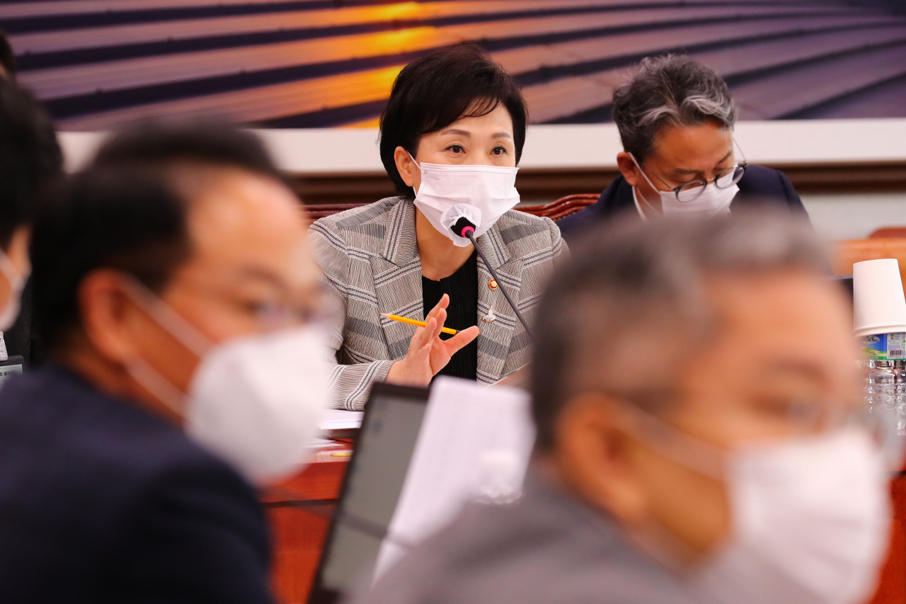 김현미 국토교통부장관이 25일 오전 국회에서 열린 국토교통위원회 전체회의에서 의원질의에 답변하고 있다. [연합뉴스]