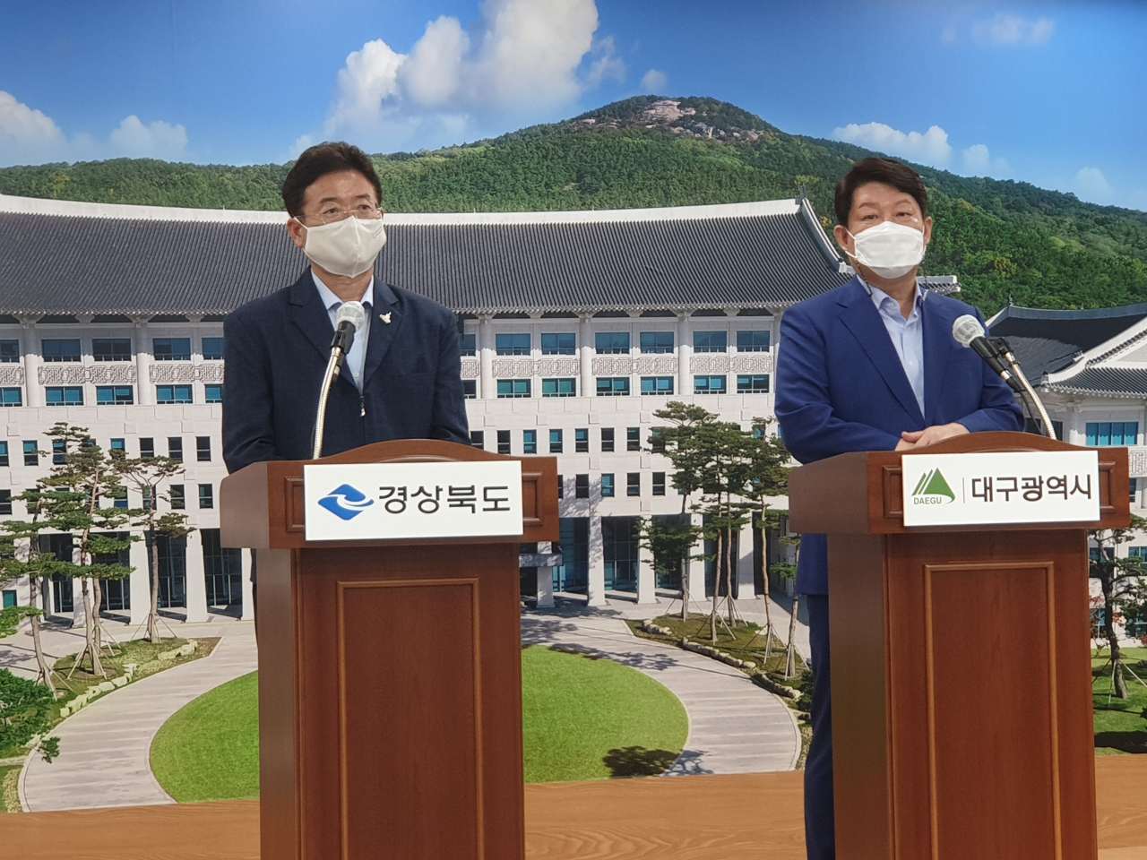이철우 경북지사(왼쪽)와 권영진 대구시장이 25일 경북도청에서 통합신공항 관련, 기자회견을 열고 공동합의문을 발표하고 있다.[사진=김병진기자]