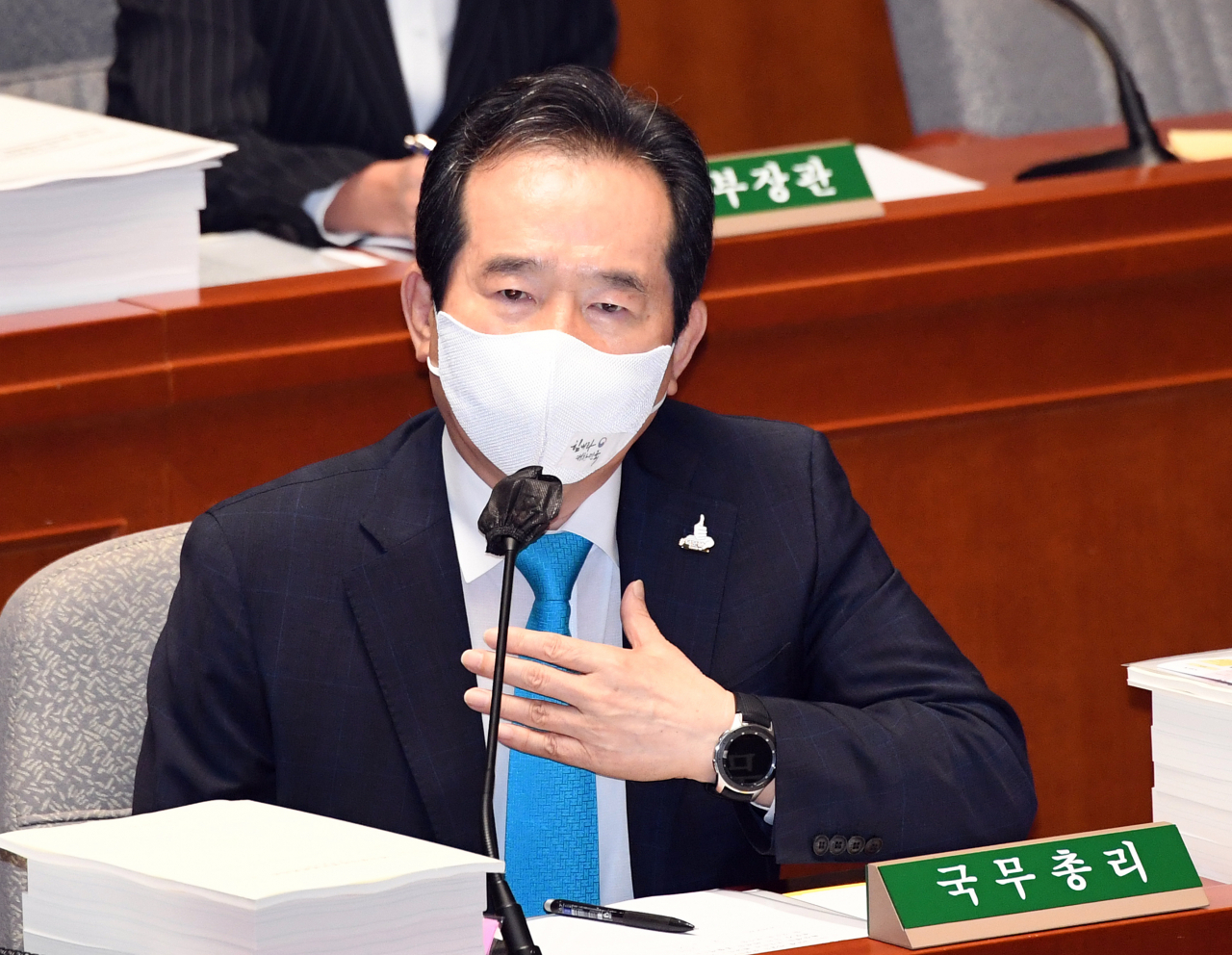 정세균 국무총리가 25일 국회에서 열린 예산결산특별위원회 전체회의에서 의원 질의에 답변하고 있다. [연합]