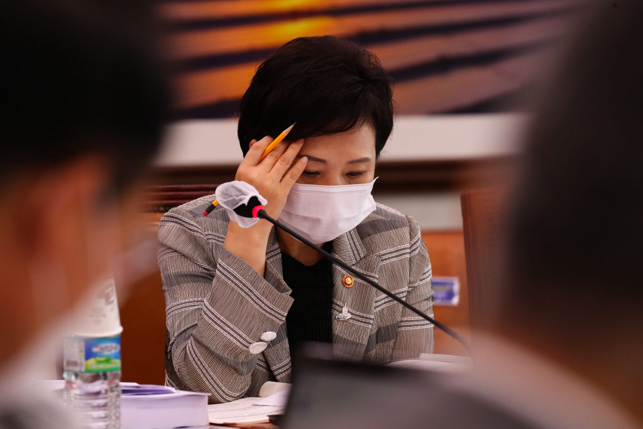 25일 국회에서 열린 국토교통위원회 전체회의에 참석한 김현미 국토교통부장관.[연합]