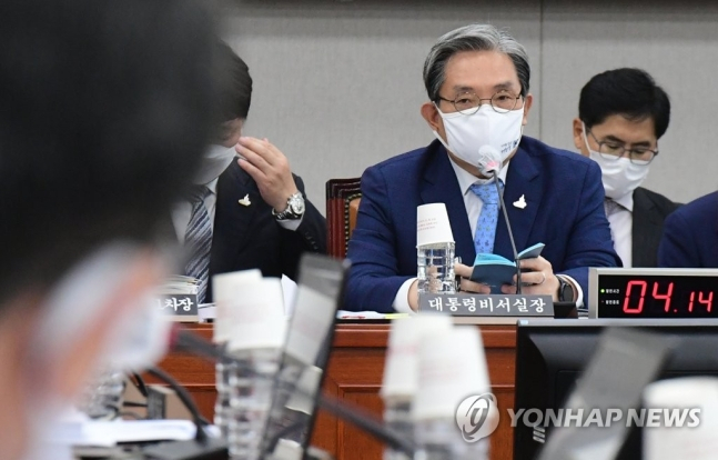 노영민 대통령 비서실장이 25일 국회 운영위원회 전체회의에서 답변하고 있는 모습 [연합뉴스 제공]