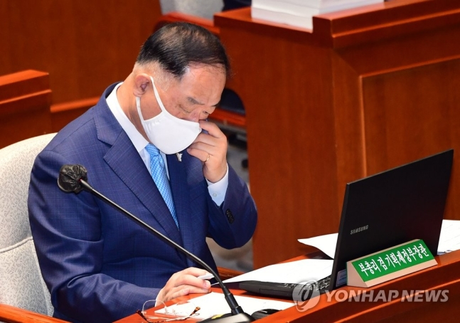 홍남기 경제부총리 겸 기획재정부 장관이 25일 국회 예산결산특별위원회 전체회의에서 생각에 잠긴 모습 [연합뉴스 제공]