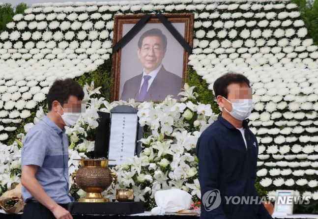 고(故) 박원순 서울시장의 영결식이 열린 지난 13일 오전 서울광장에 설치된 분향소에서 시민들이 조문을 하는 모습. [연합뉴스]