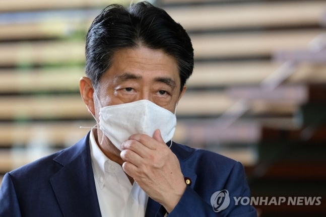 아베 신조 일본 총리가 지난 24일 병원 방문을 마친 뒤 총리 관저로 돌아오는 모습. [연합]