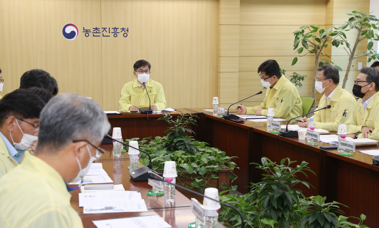 허태웅 농진청장이 태풍 '바비' 북상에 대비, 전국 농업기술원장 회의(영상)를 주재하고 있다. [농진청 제공]