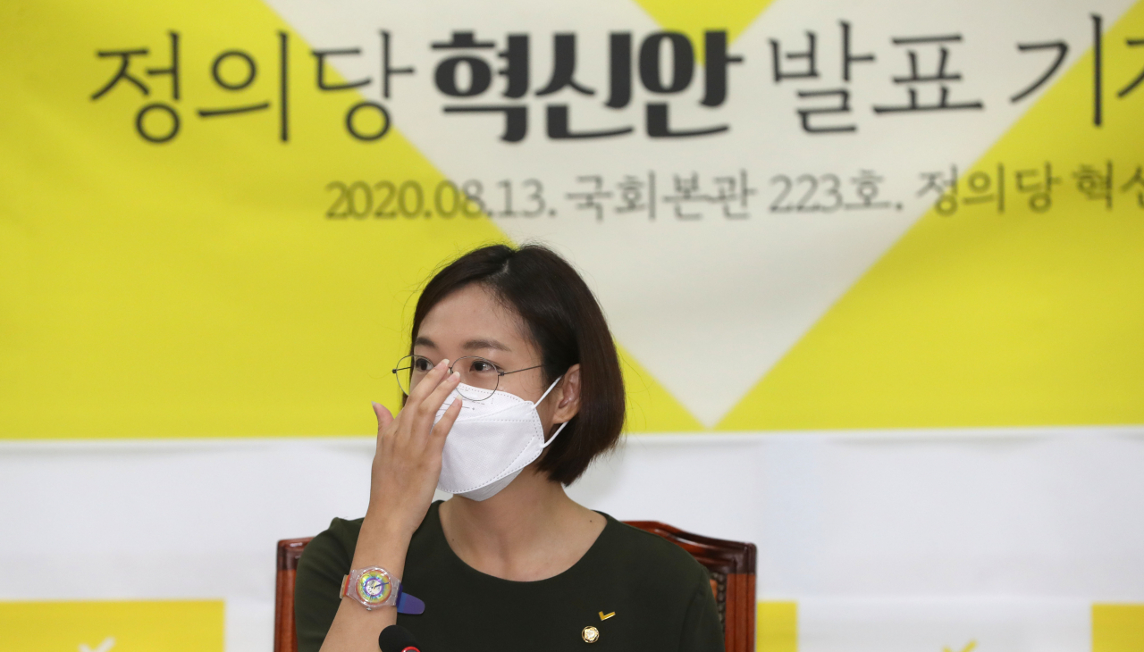 장혜영 정의당 혁신위원장이 13일 오전 서울 여의도 국회에서 열린 정의당 혁신안 발표 기자간담회에서 안경을 고쳐 쓰고 있다. [연합]