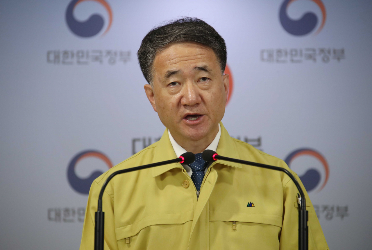 박능후 보건복지부 장관이 26일 오전 정부서울청사 브리핑실에서 의사협회의 집단휴진과 관련해 긴급 정부대응 담화를 발표하고 있다. [연합]