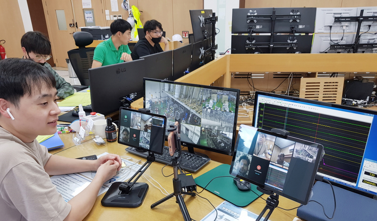 전기연 연구원들이 파키스탄 전력청과 비대면 입회 시험을 하고 있다.[한국전기연구원 제공]