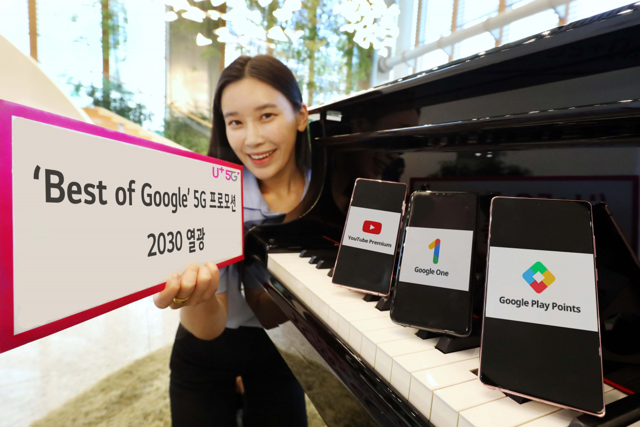 LG유플러스는 ‘Best of Google(베스트 오브 구글)’ 5G 프로모션을 혜택을 받은 고객 중 2030세대가 66%를 차지했다고 26일 밝혔다. 사진은 모델이 해당 프로모션 혜택을 소개하고 있는 모습. [LG유플러스 제공]