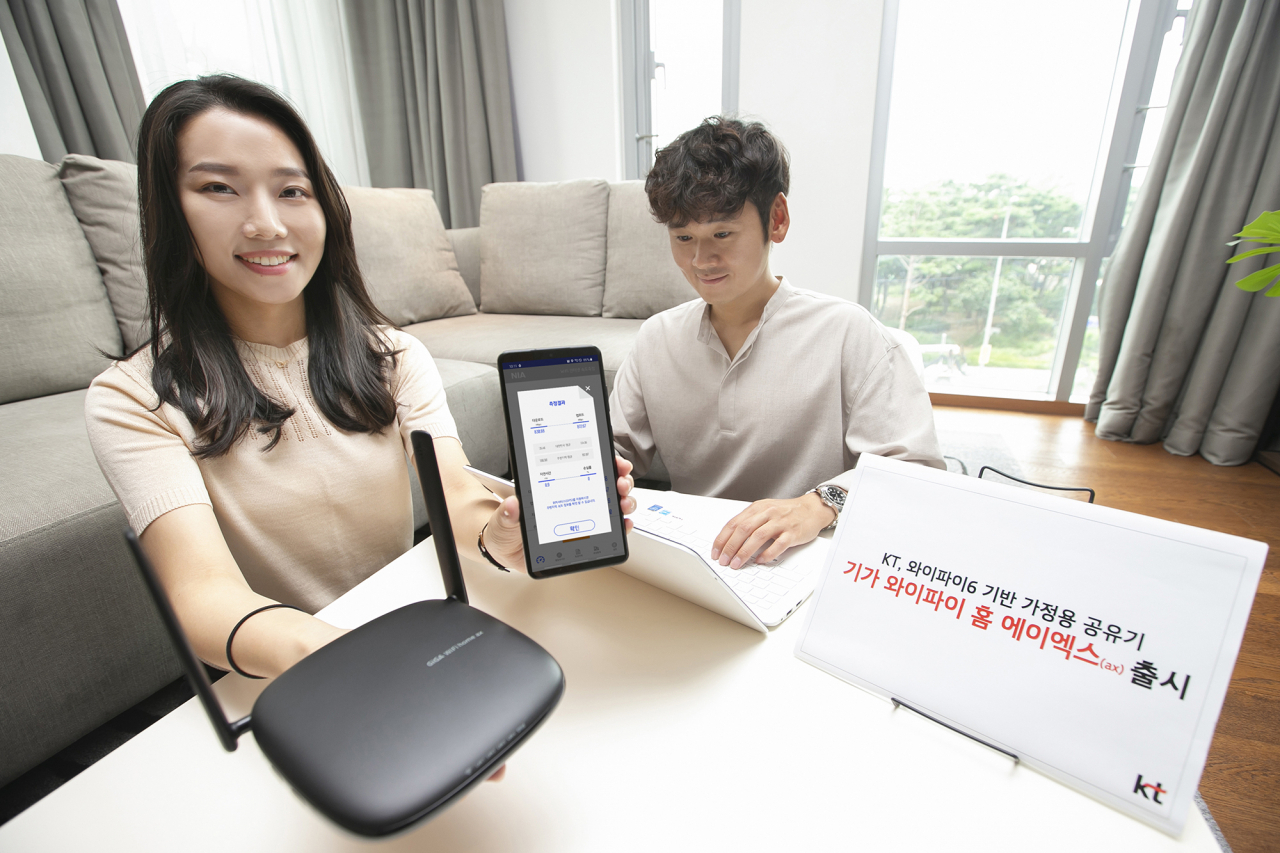 KT 모델이 ‘기가 와이파이 홈 에이엑스(GiGA WiFi Home ax, GWH ax)’를 소개하고 있다. [KT 제공]