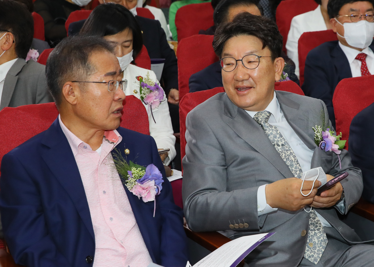 홍준표 전 자유한국당(미래통합당 전신) 대표(왼쪽)와 권성동 무소속 의원. [연합]