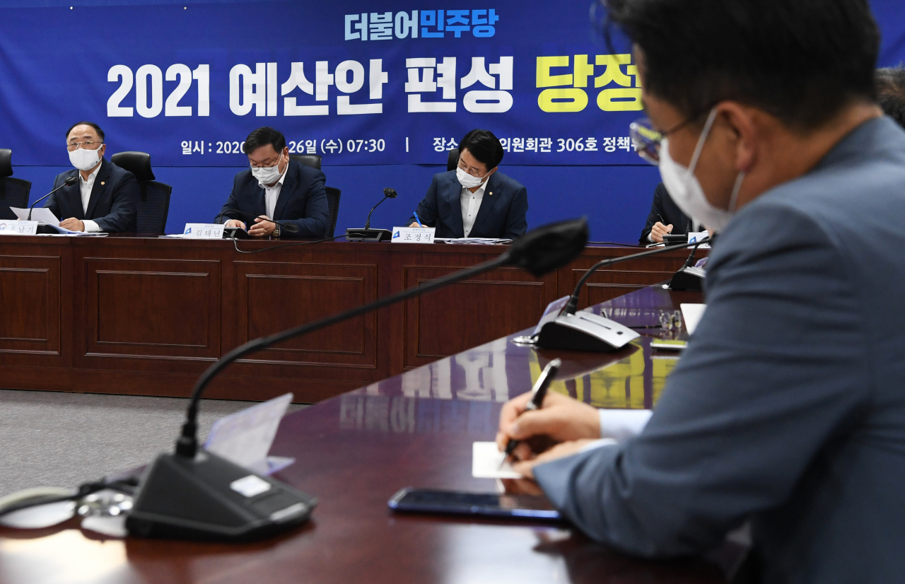 홍남기 경제부총리(왼쪽)가 26일 오전 서울 여의도 국회 의원회관에서 열린 2021년 예산안 편성 당정협의에서 발언하고 있다. [연합]