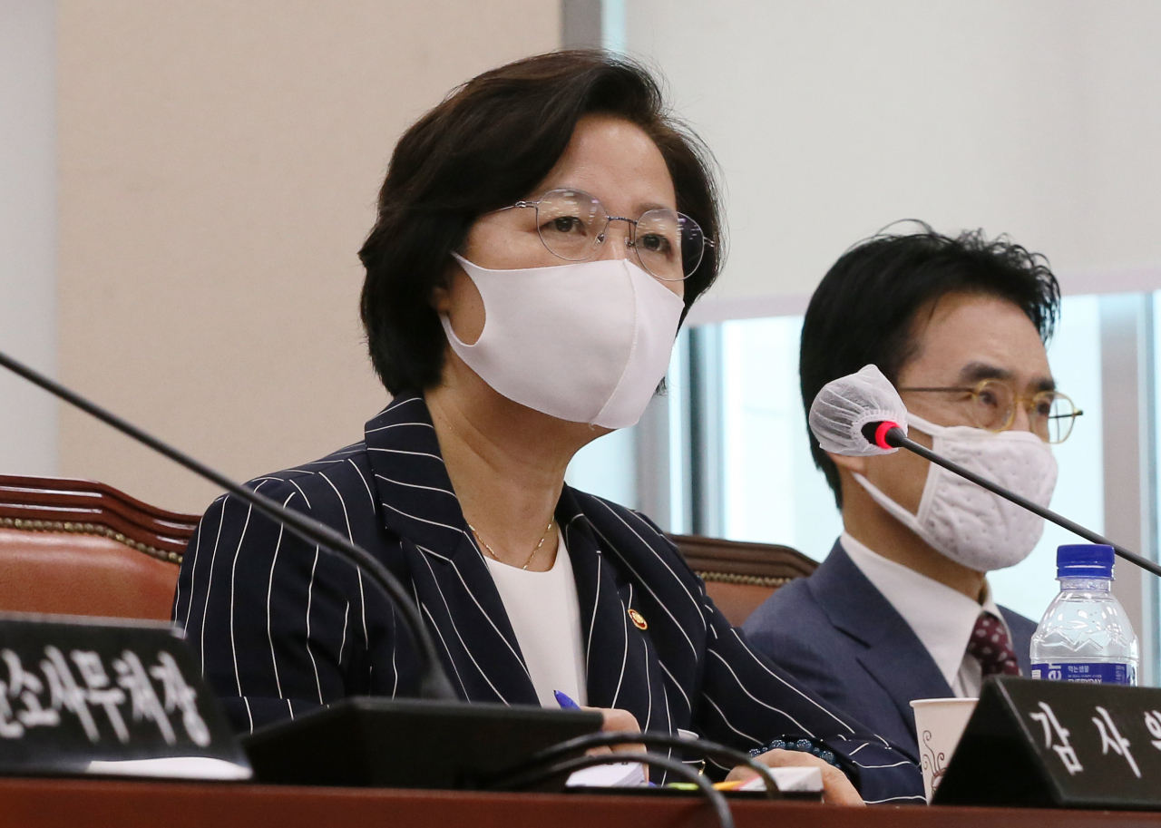 추미애 법무부 장관이 25일 오후 서울 여의도 국회에서 열린 법제사법위원회 전체회의에서 답변하고 있다. [연합]
