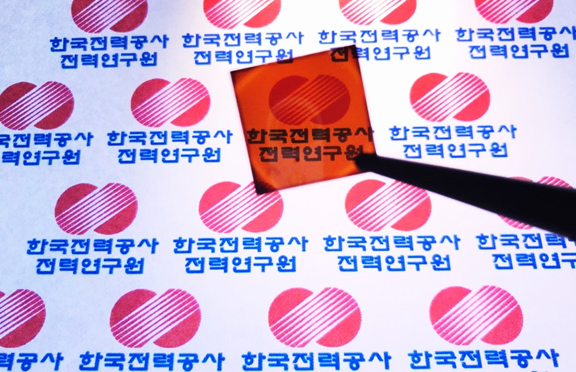 전력연구원이 개발한 유리창호형 태양전지. [한전 제공]