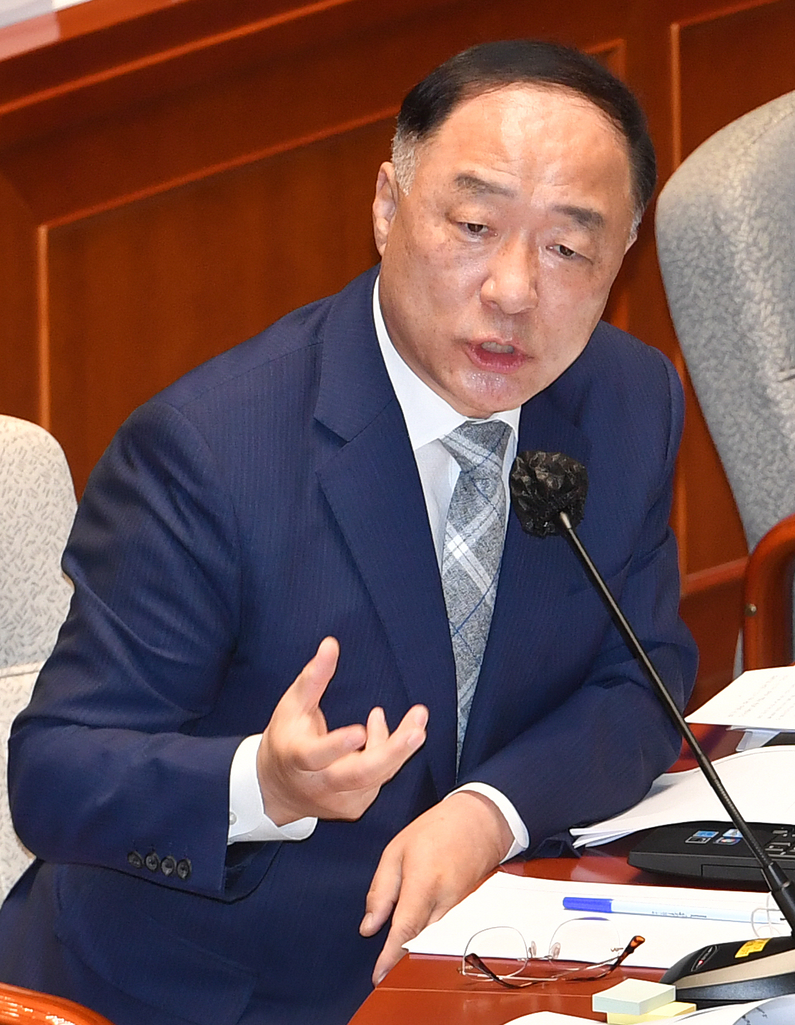 홍남기 경제부총리가 24일 국회 예산결산특별위원회 전체회의에서 답변하고 있다. 홍 부총리는 이 자리에서 2차 재난지원금을 지급할 경우 정부 재정여력이 없어 100% 국채 발행에 의존해야 한다고 말했다. [연합]