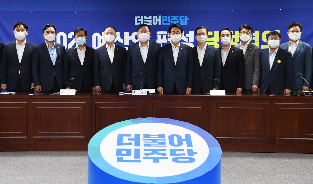 김태년 더불어민주당 원내대표(가운데), 조정식 정책위의장(가운데 오른쪽), 홍남기 경제부총리(가운데 왼쪽) 등이 26일 오전 서울 여의도 국회 의원회관에서 열린 2021년 예산안 편성 당정협의에서 기념촬영하고 있다. [연합]