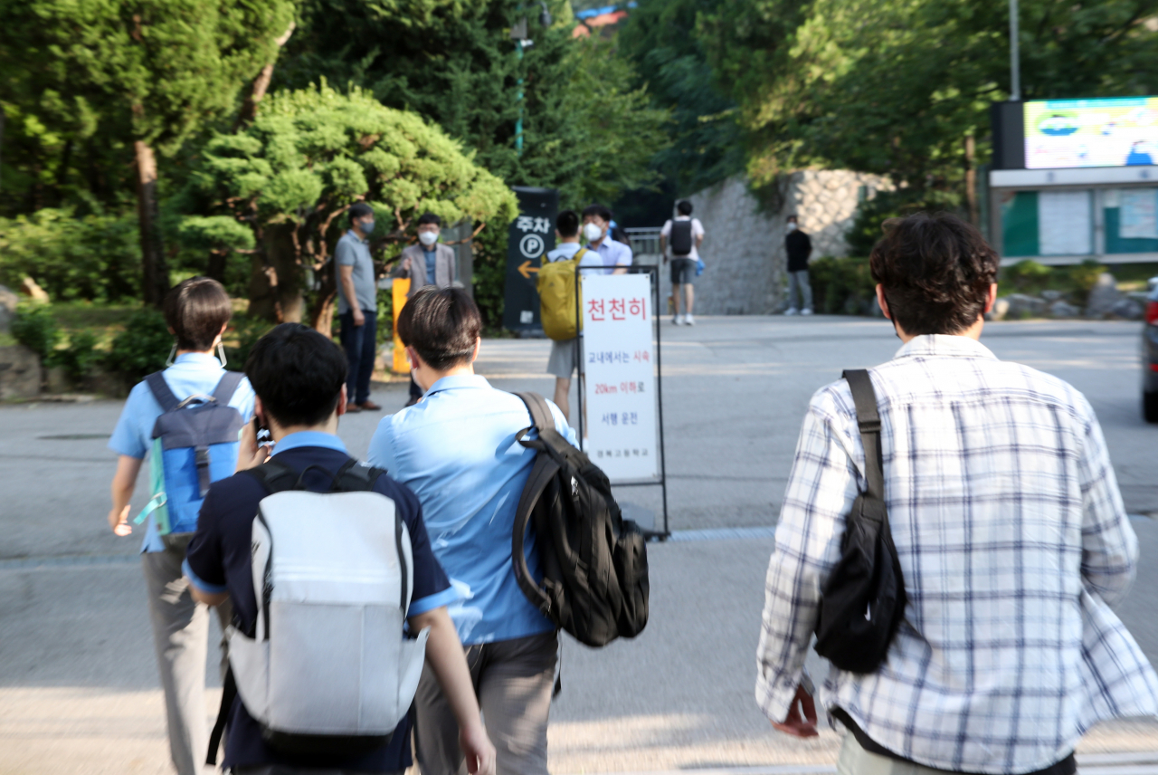 고3을 제외한 수도권 유초중고 전면 원격 수업이 실시된 26일 오전 서울 종로구 경복고등학교로 고3 학생들이 등교하고 있다. [연합]